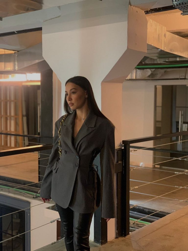 Эскортница Мирэль